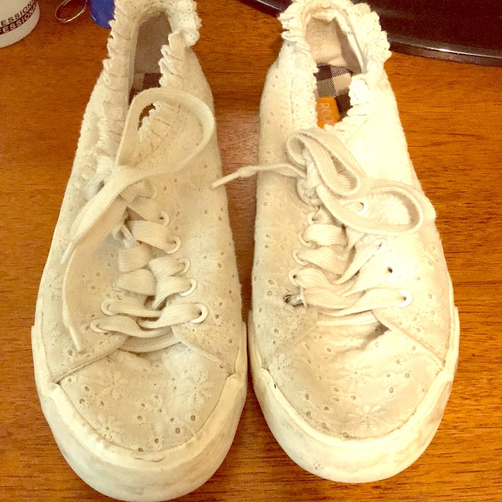White flower tennis shoes.
